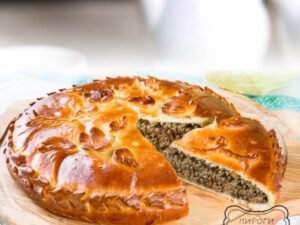 Пирог с бараниной, томатами, и зеленью