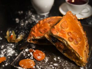 Постный пирог с черносливом, курагой, изюмом и грецкими орехами