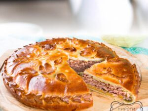 Пирог с ветчиной, грибами, сыром и пикантным соусом